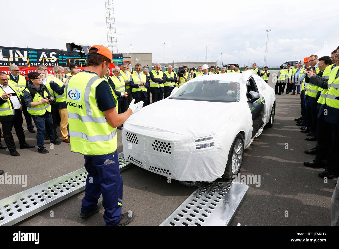 Zeebrugge, Belgio. Il 30 giugno, 2017. Lavoratori scaricare una nuova berlina Volvo da un contenitore a Zeebrugge porto di Zeebrugge, Belgio, 30 giugno 2017. Un treno merci che trasportano 123 brand new Volvo Cars realizzati nel nord-ovest della Cina è arrivata in porto belga di Zeebrugge venerdì pomeriggio, segnando una pietra miliare nella storia del trasporto merci tra i due paesi. Credito: Voi Pingfan/Xinhua/Alamy Live News Foto Stock