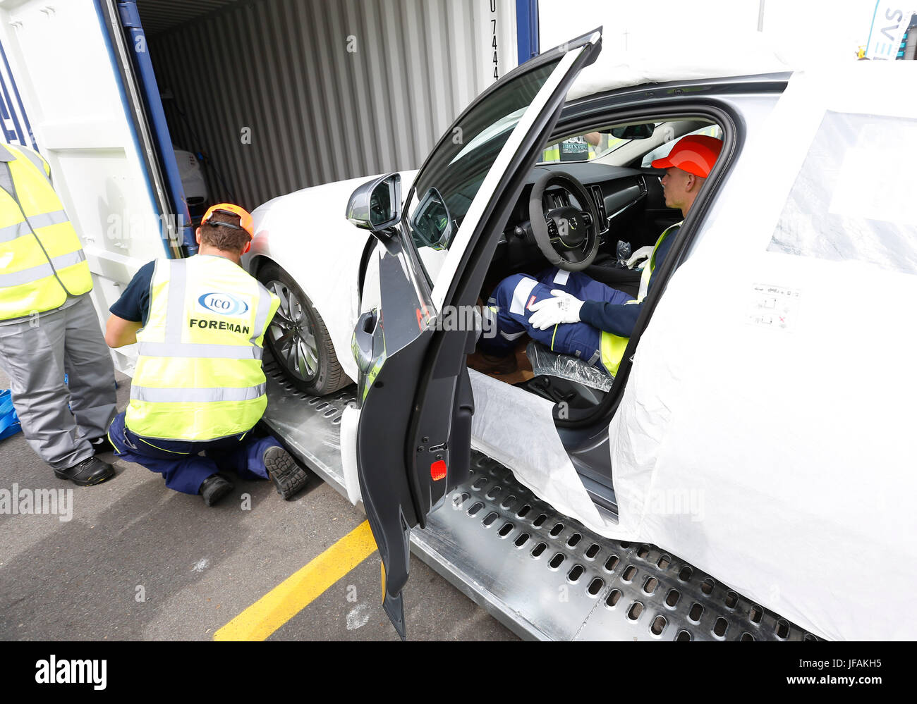 Zeebrugge, Belgio. Il 30 giugno, 2017. Lavoratori scaricare una nuova berlina Volvo da un contenitore a Zeebrugge porto di Zeebrugge, Belgio, 30 giugno 2017. Un treno merci che trasportano 123 brand new Volvo Cars realizzati nel nord-ovest della Cina è arrivata in porto belga di Zeebrugge venerdì pomeriggio, segnando una pietra miliare nella storia del trasporto merci tra i due paesi. Credito: Voi Pingfan/Xinhua/Alamy Live News Foto Stock