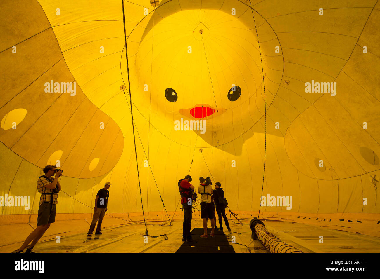 Toronto, Canada. Il 30 giugno, 2017. Relazione giornalisti all'interno di un gigante di gomma gonfiabile duck in Toronto, Canada, 30 giugno 2017. Credito: Zou Zheng/Xinhua/Alamy Live News Foto Stock