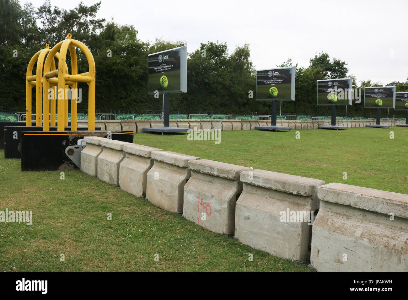 Londra, Regno Unito. 1 Luglio, 2017. Colonnine di cemento e i cancelli di sicurezza sono stati installati in zone di accodamento .fuori All England Lawn Tennis club a seguito dei recenti attentati terroristici a Londra con maggiori misure di sicurezza per proteggere i visitatori come la sicurezza è potenziata per il torneo Credito: amer ghazzal/Alamy Live News Foto Stock
