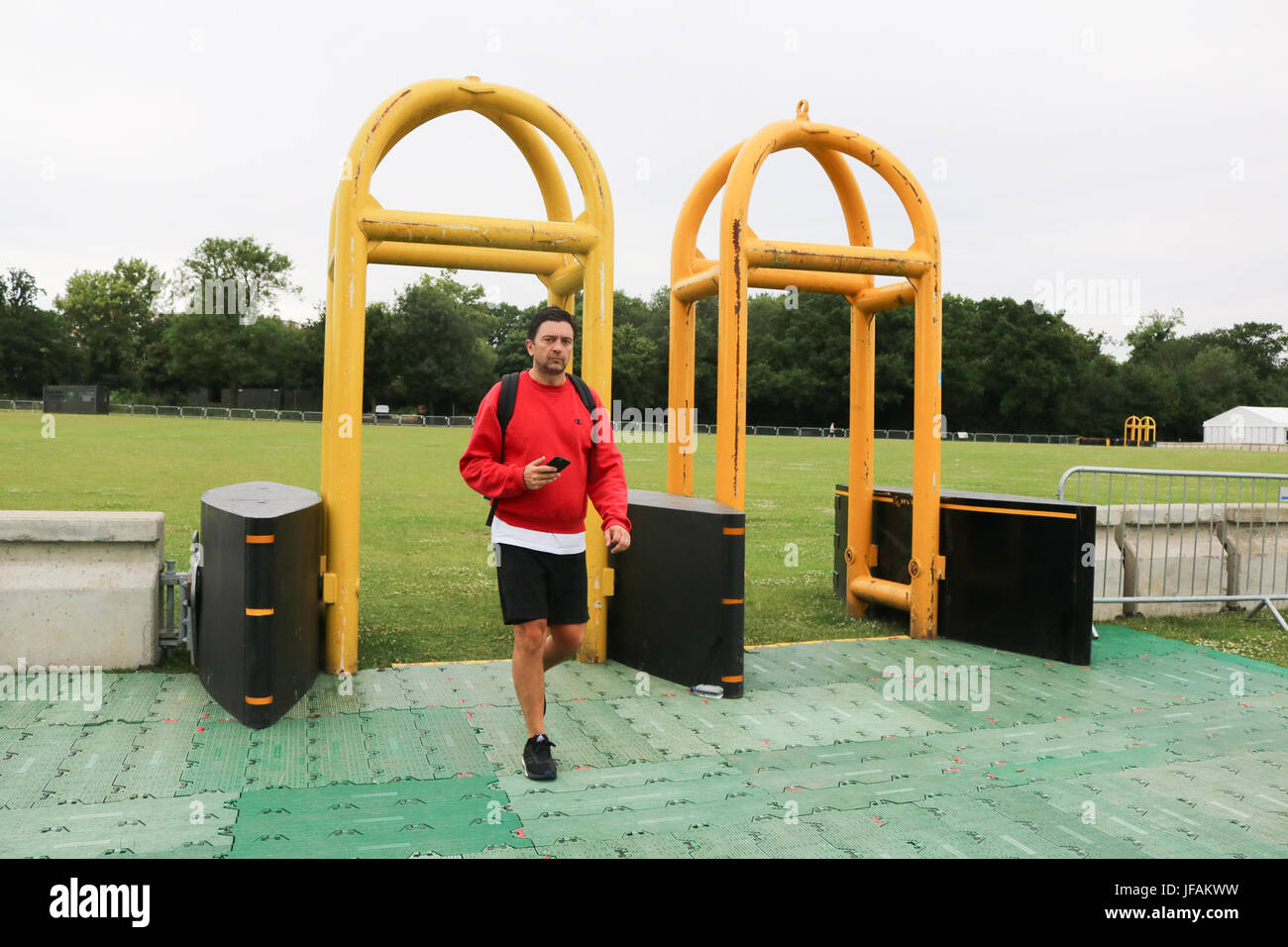 Londra, Regno Unito. 1 Luglio, 2017. Colonnine di cemento e i cancelli di sicurezza sono stati installati in zone di accodamento .fuori All England Lawn Tennis club a seguito dei recenti attentati terroristici a Londra con maggiori misure di sicurezza per proteggere i visitatori come la sicurezza è potenziata per il torneo Credito: amer ghazzal/Alamy Live News Foto Stock