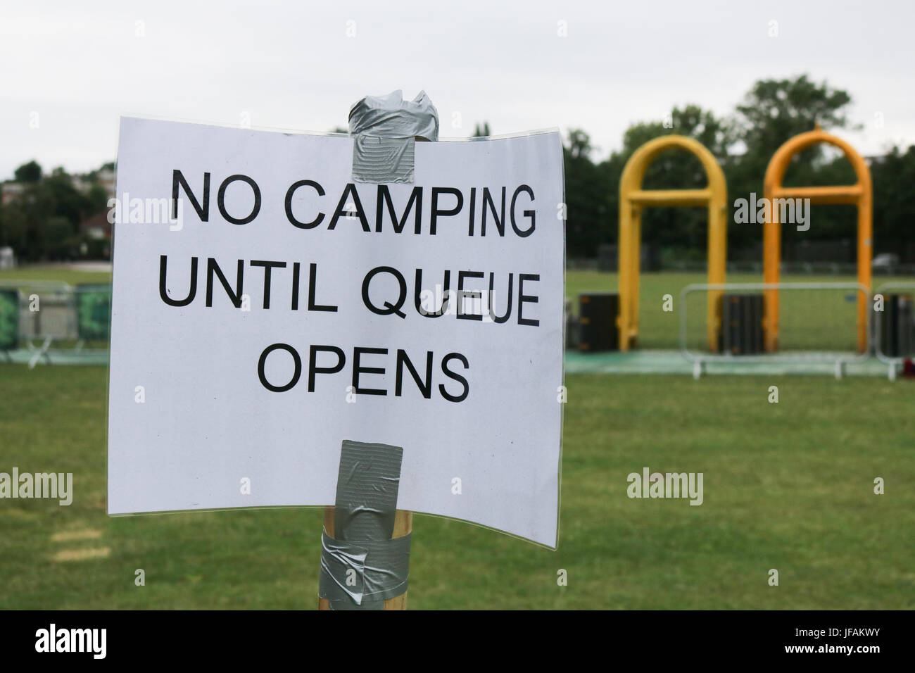 Londra, Regno Unito. 1 Luglio, 2017. Colonnine di cemento e i cancelli di sicurezza sono stati installati in zone di accodamento .fuori All England Lawn Tennis club a seguito dei recenti attentati terroristici a Londra con maggiori misure di sicurezza per proteggere i visitatori come la sicurezza è potenziata per il torneo Credito: amer ghazzal/Alamy Live News Foto Stock