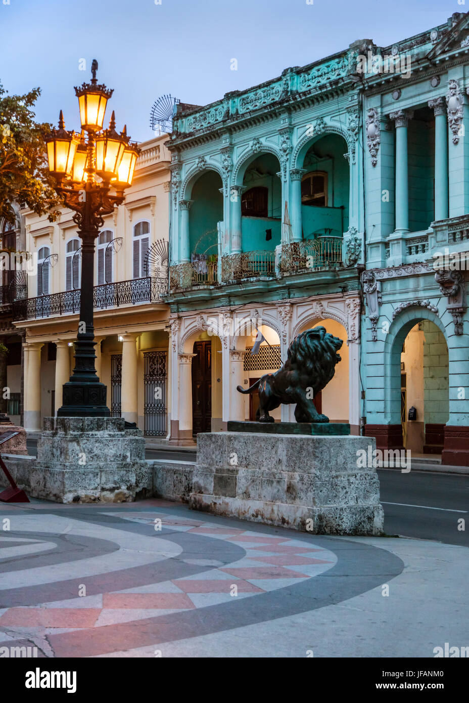 Classica linea di edifici il PASEO DE MARTI noto come il Museo del Prado - Havana, Cuba Foto Stock