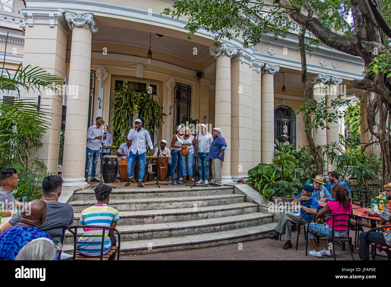 Una RUMBA Gruppo suona musica afro-cubane a VEDADO - Havana, Cuba Foto Stock
