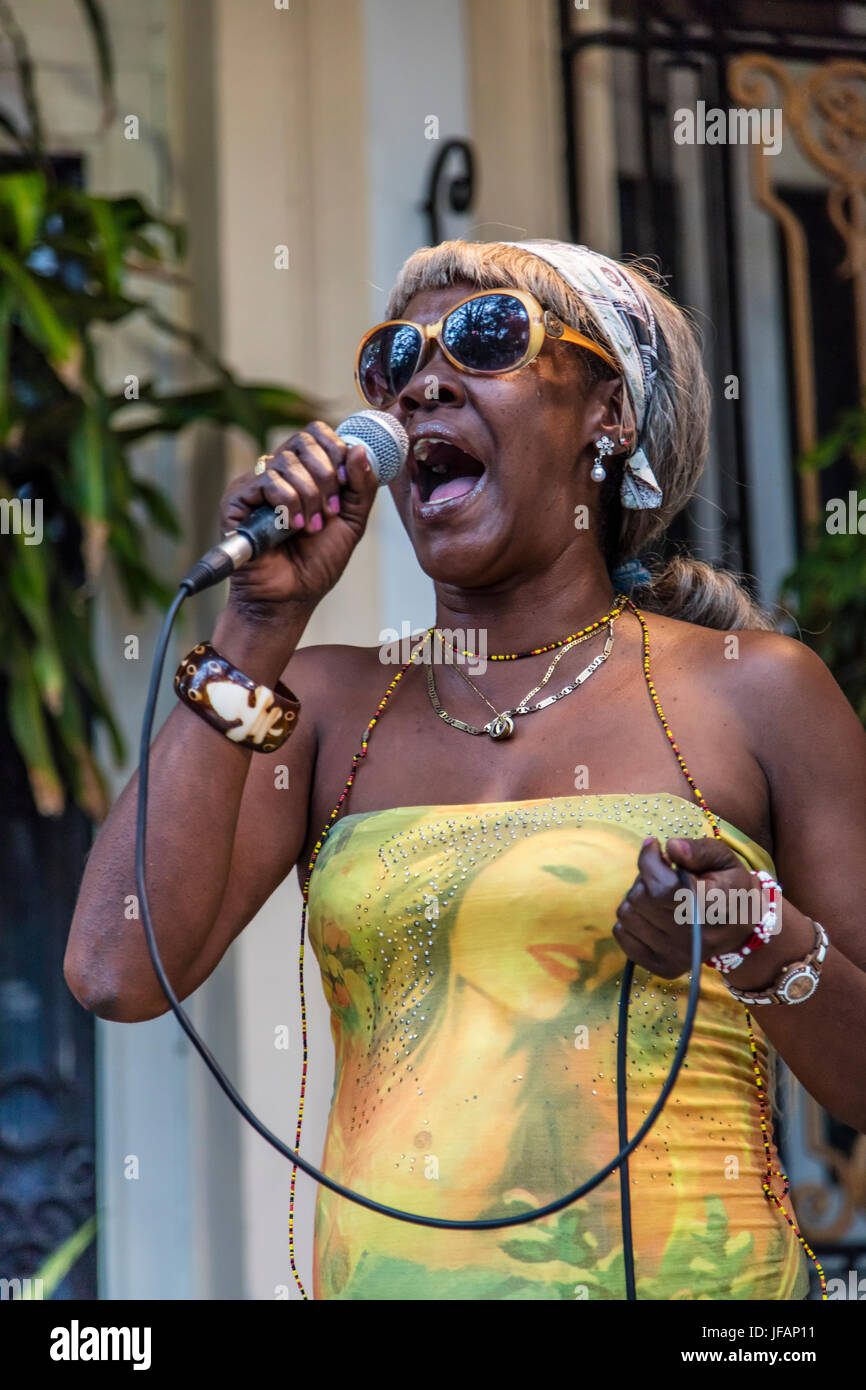 Una cantante esegue per un gruppo di rumba riproduzione di musica afro-cubane a VEDADO - Havana, Cuba Foto Stock