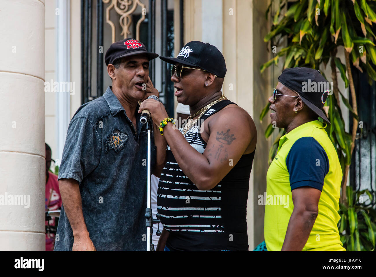 I Cantori di un gruppo di rumba riproduzione di musica afro-cubane a VEDADO - Havana, Cuba Foto Stock