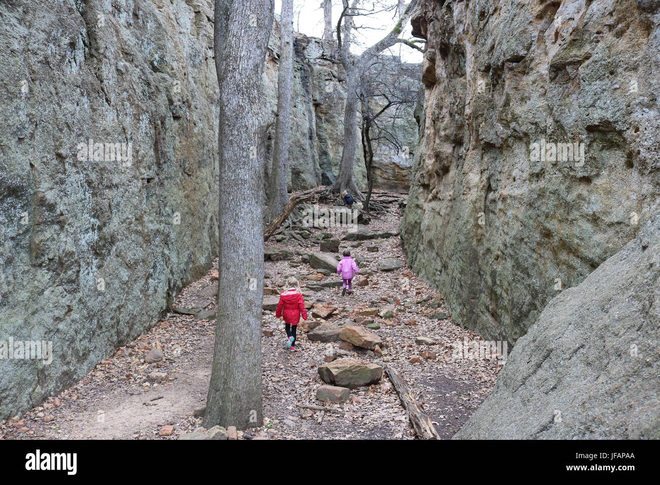 Tre bambini escursioni al Lago di pozzi di minerali del parco statale & Trailway in Texas in inverno Foto Stock