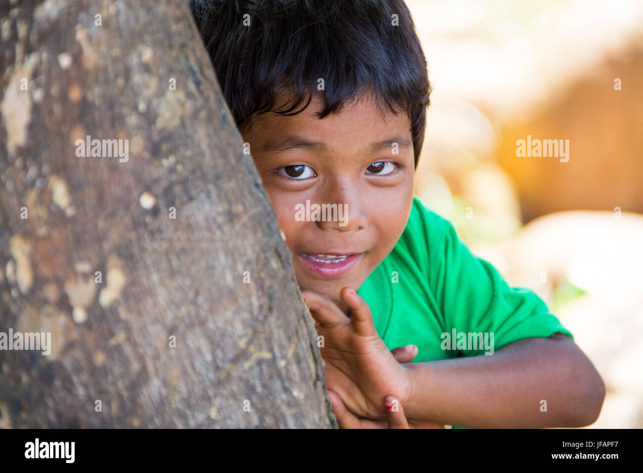 Shy boy nel distretto di Nuwakot del Nepal Foto Stock