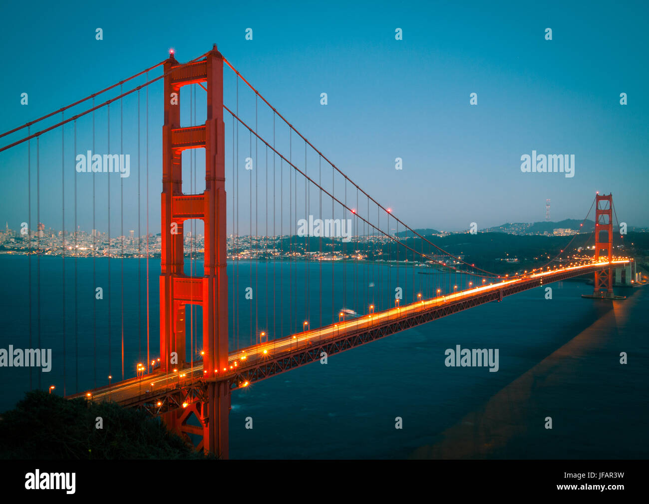 La spettacolare Golden Gate Bridge di notte a San Francisco, California. Foto Stock