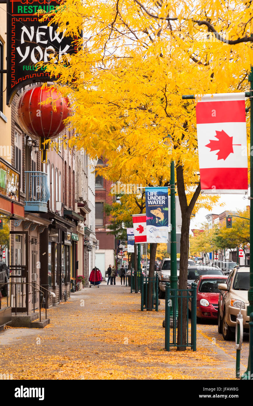 Guardando verso il basso di un marciapiede lungo la King Street durante l'autunno in downtown Brockville, Ontario, Canada. Foto Stock