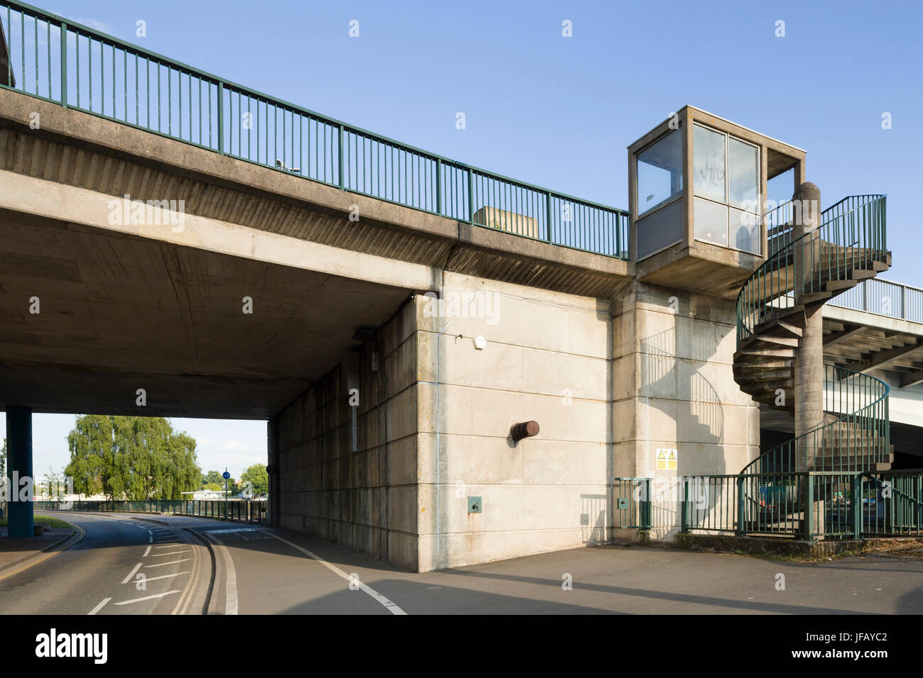 Calcestruzzo scultorea scala a chiocciola e rifugio pedonale sul ponte girevole, Brunel modo al di sopra del Cumberland Basin, il porto di Bristol. Foto Stock
