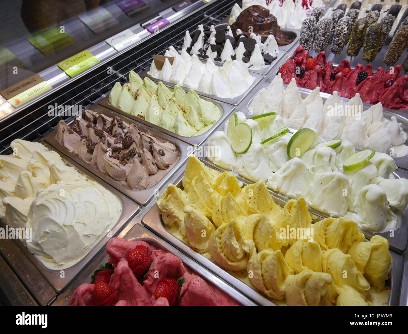 Gelateria gelato di diversi colori. Foto Stock
