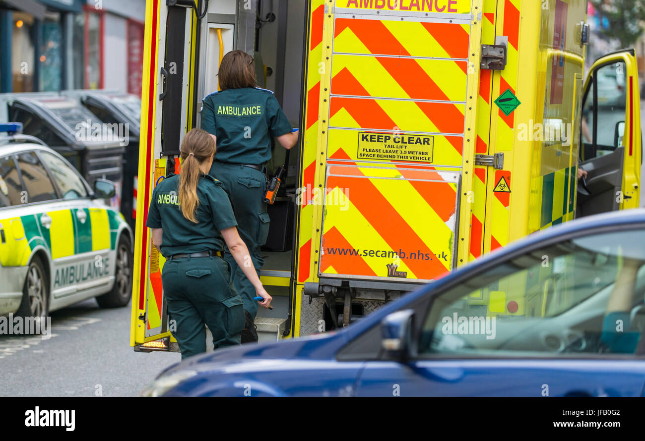 I paramedici entrando dalla porta sul retro di una ambulanza NEL REGNO UNITO. Foto Stock