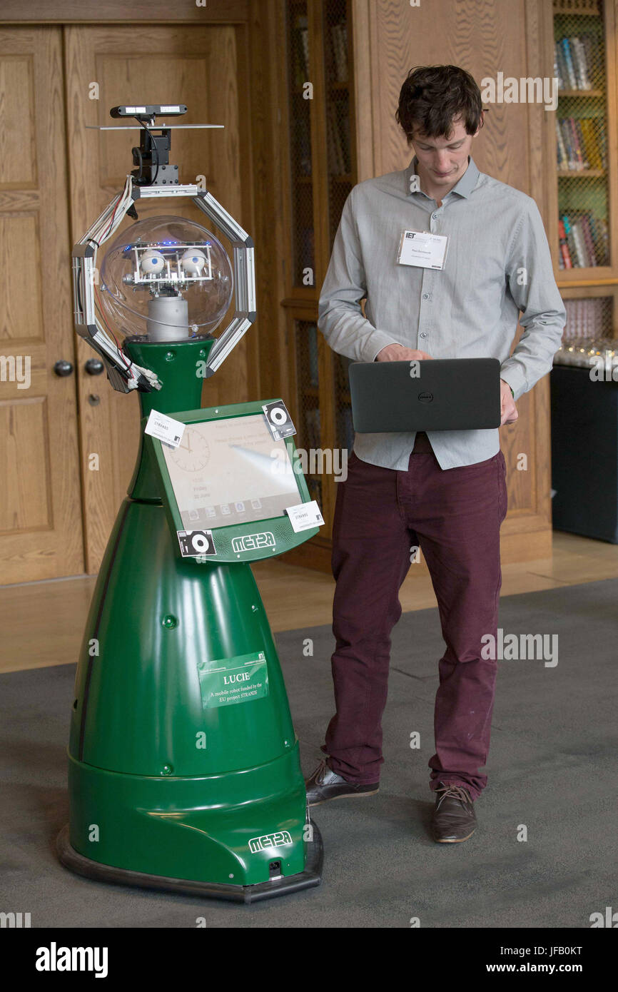 Lucie, filamenti di un robot utilizzato nella dinamica degli ambienti umani come una casa di cura sul display durante il regno unito Robotics Settimana internazionale di robotica vetrina, al Savoy Place a Londra. Foto Stock