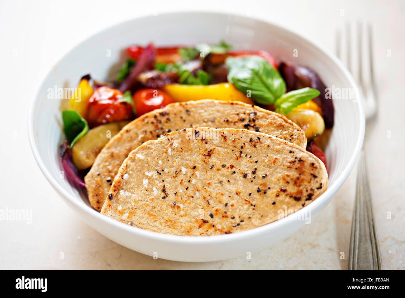 Carne di pollo libero sapore mycoprotein filetti con verdure grigliate Foto Stock