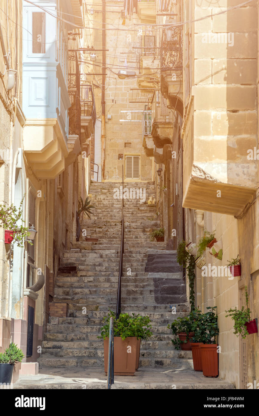 Senglea, Malta - tipiche scale maltese e street a Senglea su una soleggiata giornata estiva Foto Stock