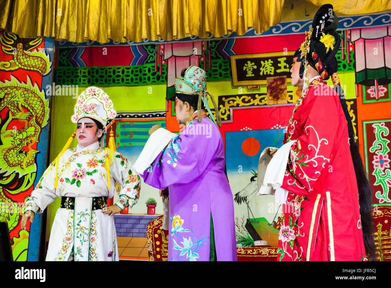 GEORGE TOWN, Malesia - 26 Marzo: Attori riproduce Cinese Tradizionale Opera sulla scena di strada su Marzo 26, 2016 di George Town, Malaysia. Foto Stock
