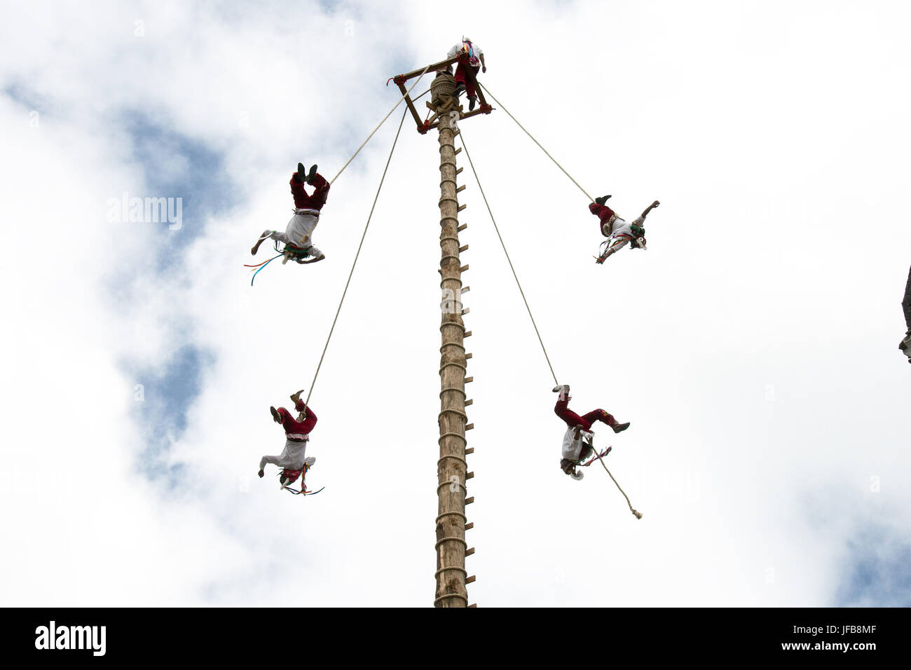 CUETZALAN, Messico - 2012: membri degli acrobati noto come 'los voladores' esegue in Cuetzalan zocalo Foto Stock