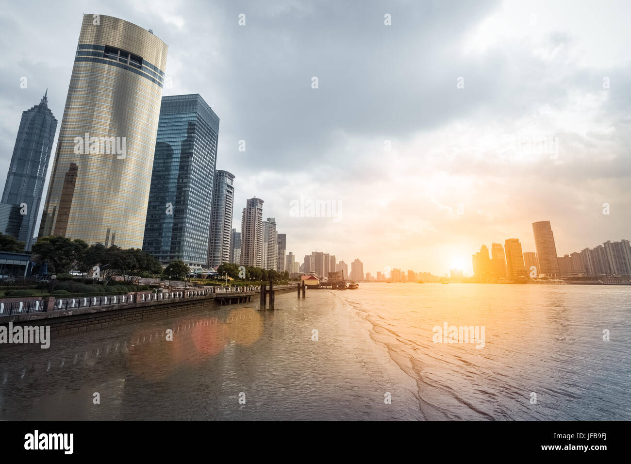 Fiume Huangpu di Shanghai al crepuscolo Foto Stock