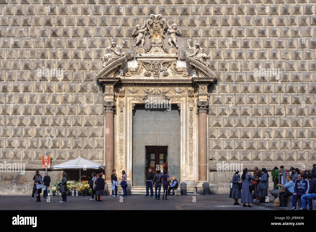 Il bugnato rustico proiezioni di diamante rendono la facciata della chiesa del Gesù Nuovo insolito - Napoli, campania, Italy Foto Stock