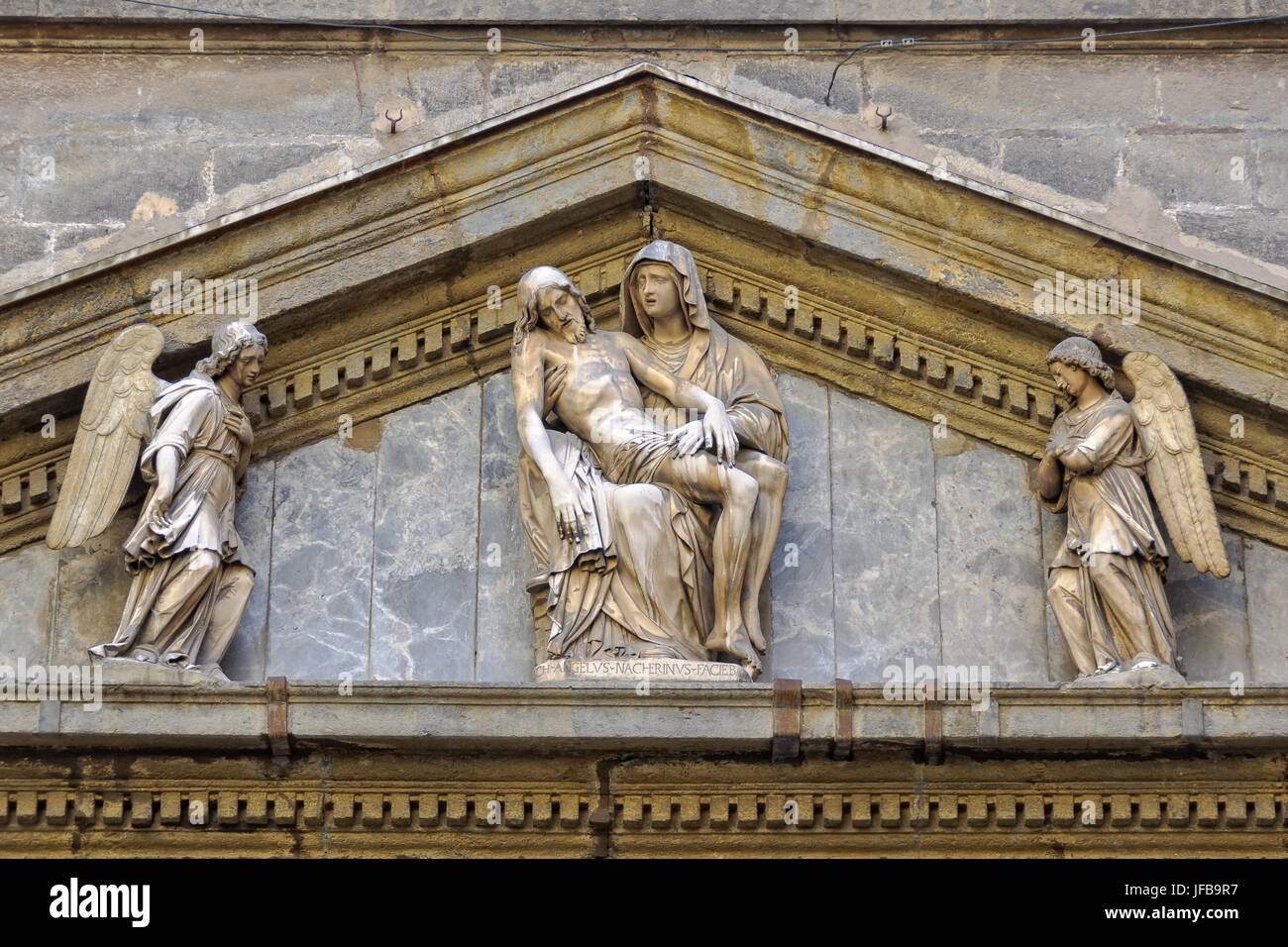 La scultura di La Pietà di Michelangelo Naccherino nel typanum sopra  l'entrata della cappella del Monte di Pietà - Napoli, campania, Italy Foto  stock - Alamy