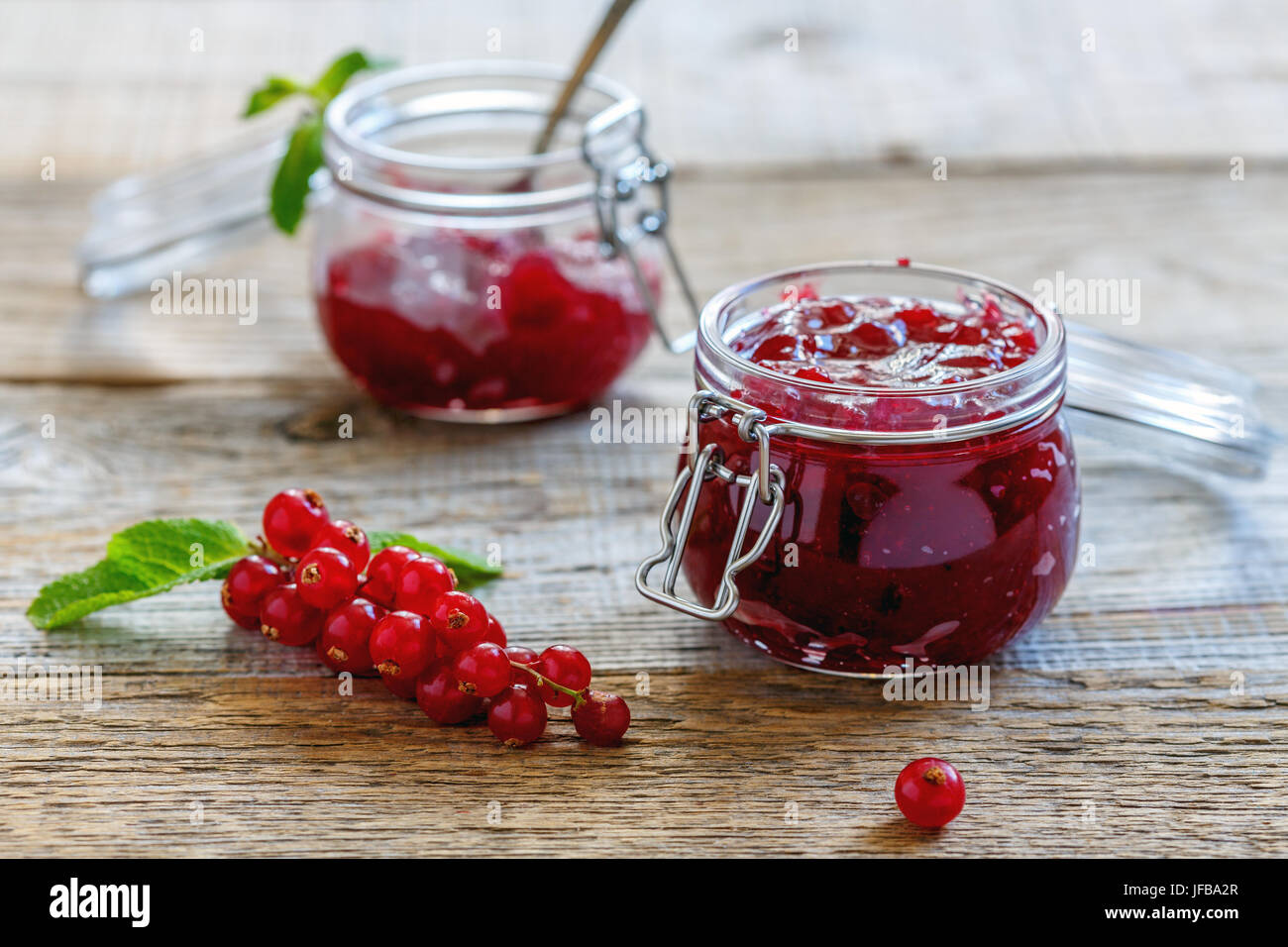 I vasetti con confettura di ribes. Foto Stock