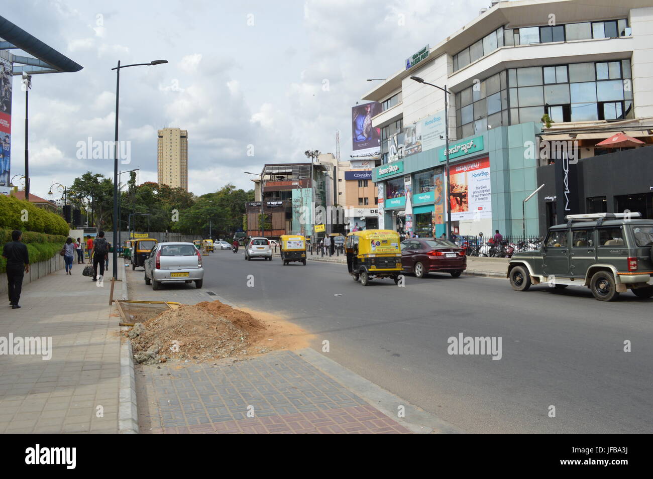 Strada di fronte Garuda Mall. Un insolito cosa qui è che a differenza del resto dell'India, i veicoli di guidare sul lato destro. Foto Stock