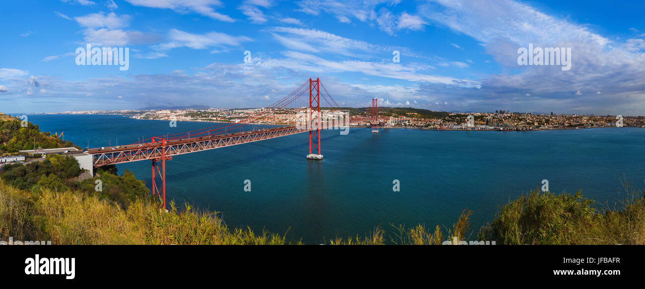 Lisbona e XXV Aprile Bridge - Portogallo Foto Stock