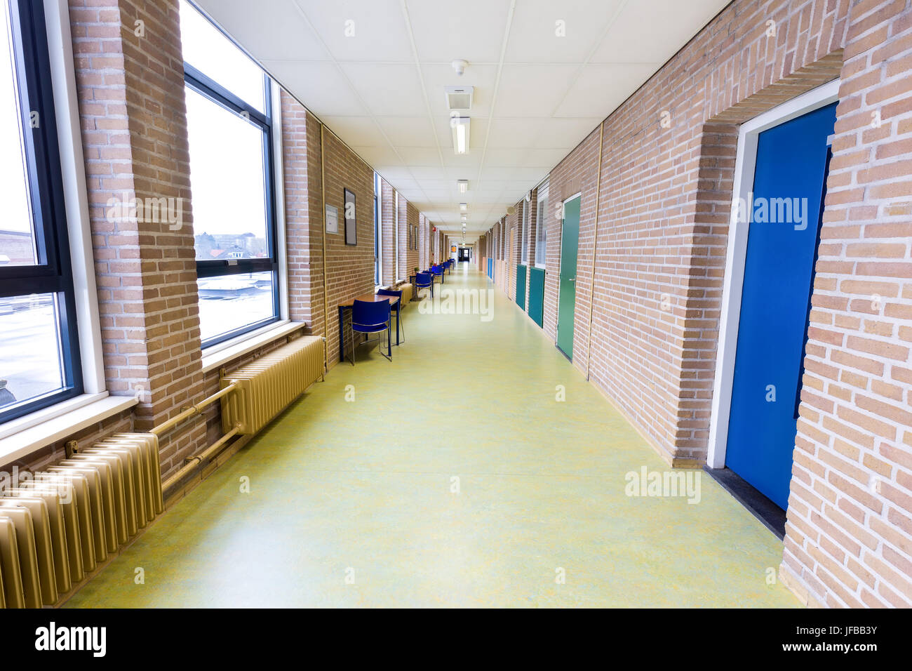 Lungo corridoio vuoto in alto edificio scolastico Foto Stock