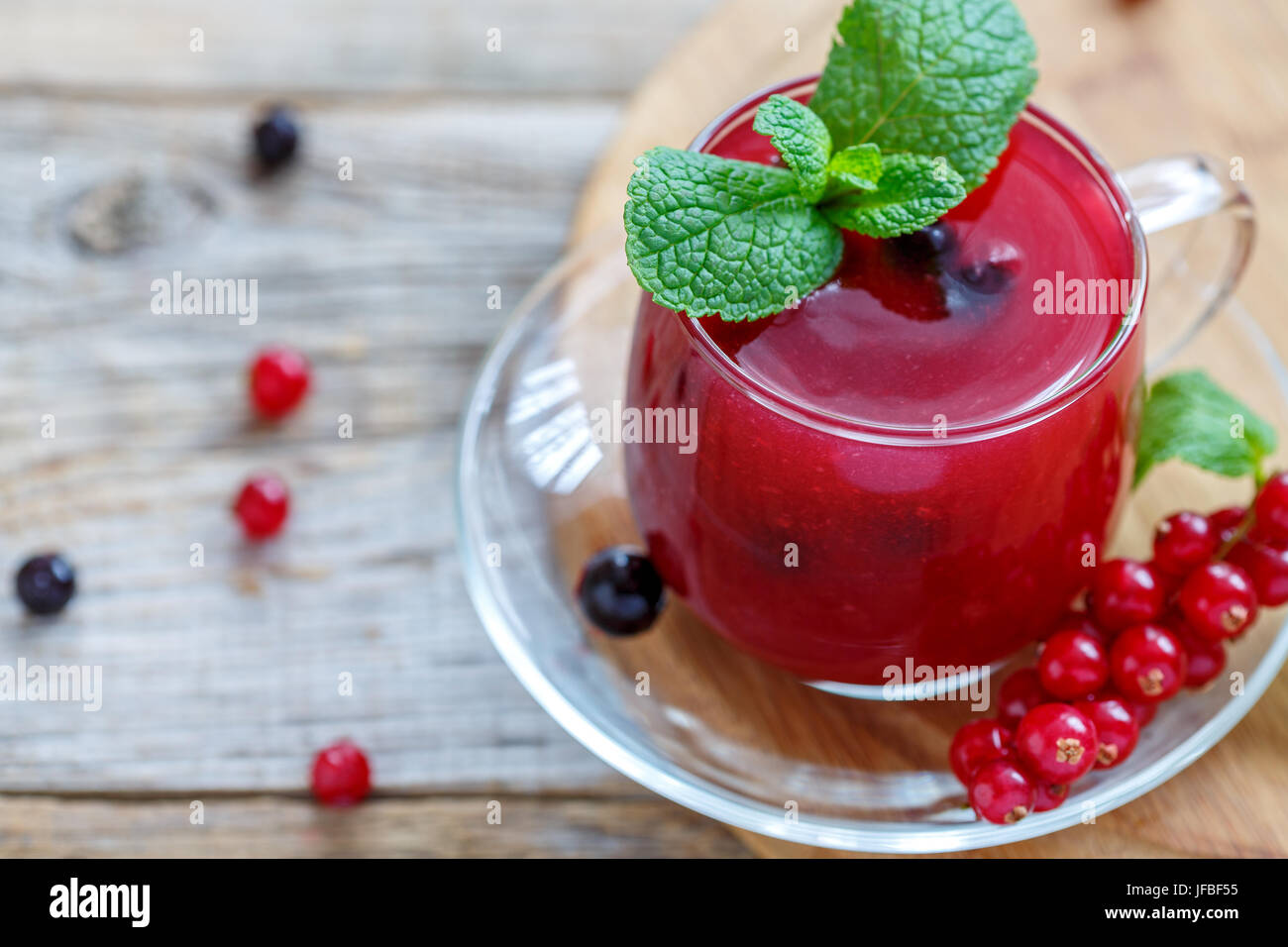 Cup con berry kissel, menta e ribes rosso vicino. Foto Stock