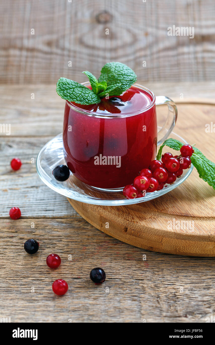 Kissel di ribes rosso e nero con foglioline di menta. Foto Stock