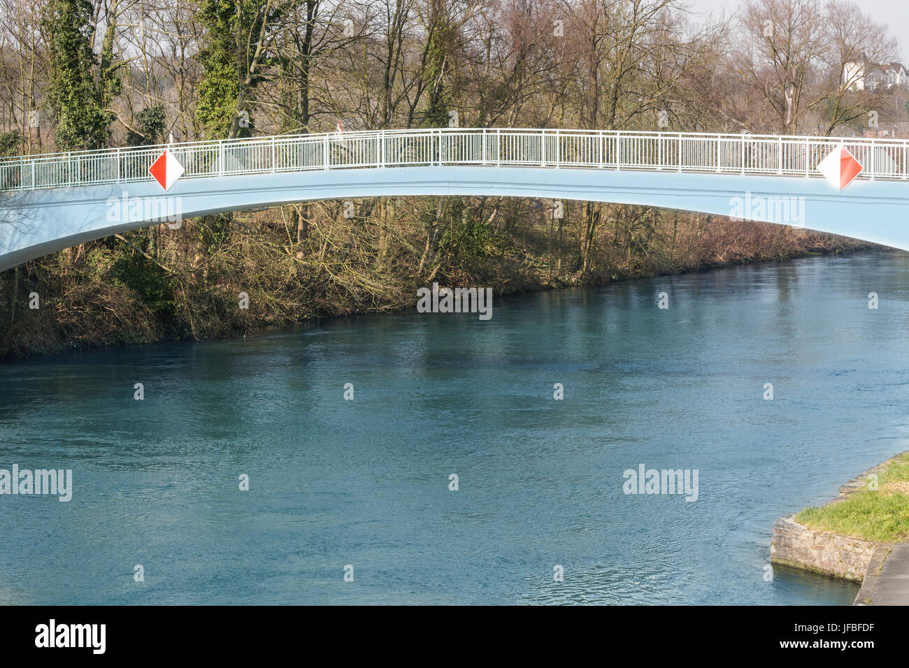 Un ponte pedonale in acciaio struttura ad arco Foto Stock