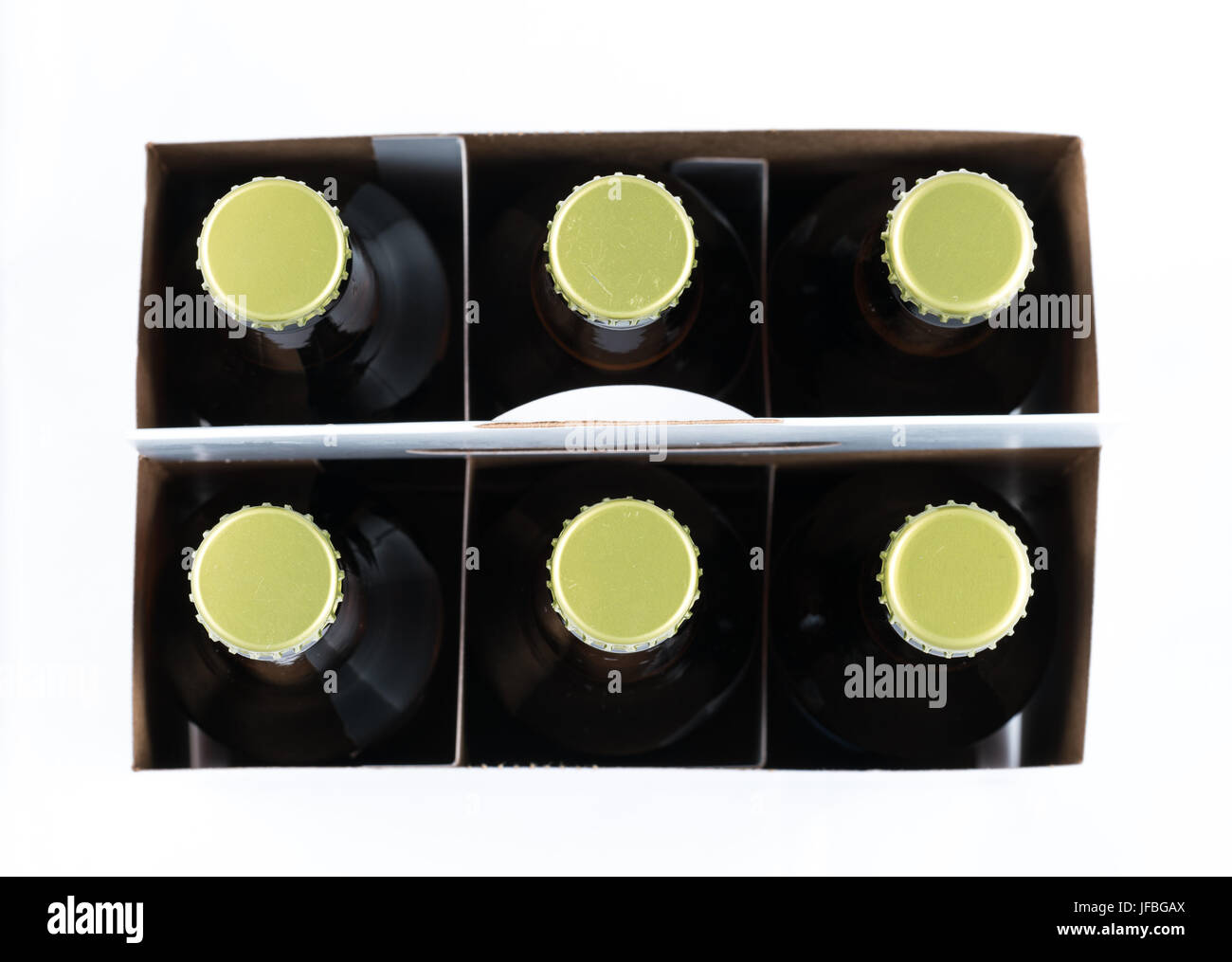 Sei bottiglie di birra con tappi di fronte alla fotocamera Foto Stock