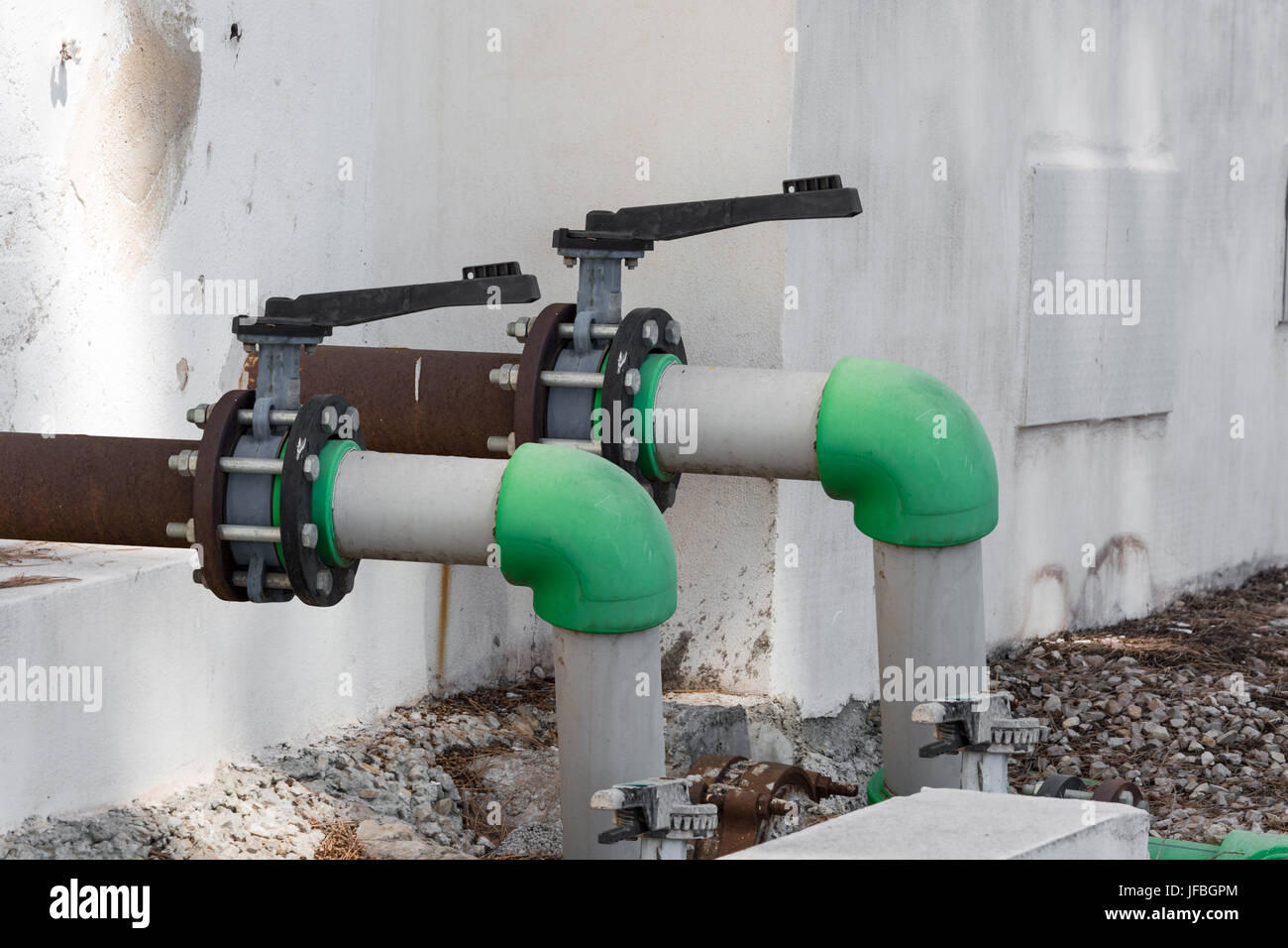 Grigio vecchia valvola e verde vecchia tubazione dell'acqua. Foto Stock