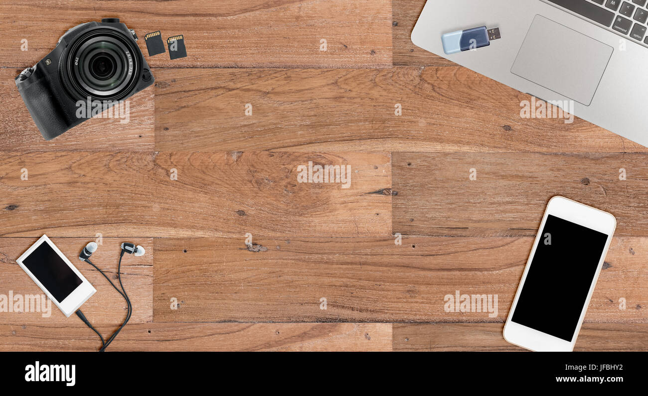 Pulire la scrivania di legno con attrezzatura fotografica Foto Stock