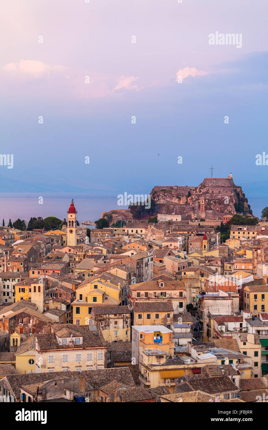 Vista aerea dalla nuova fortezza della città prima del tramonto, Corfù Foto Stock