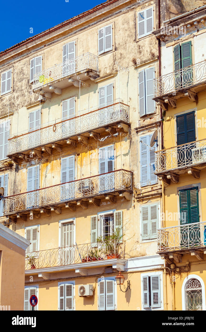 Tipici edifici nella città vecchia, Corfu, l'isola di Corfù, Grecia Foto Stock
