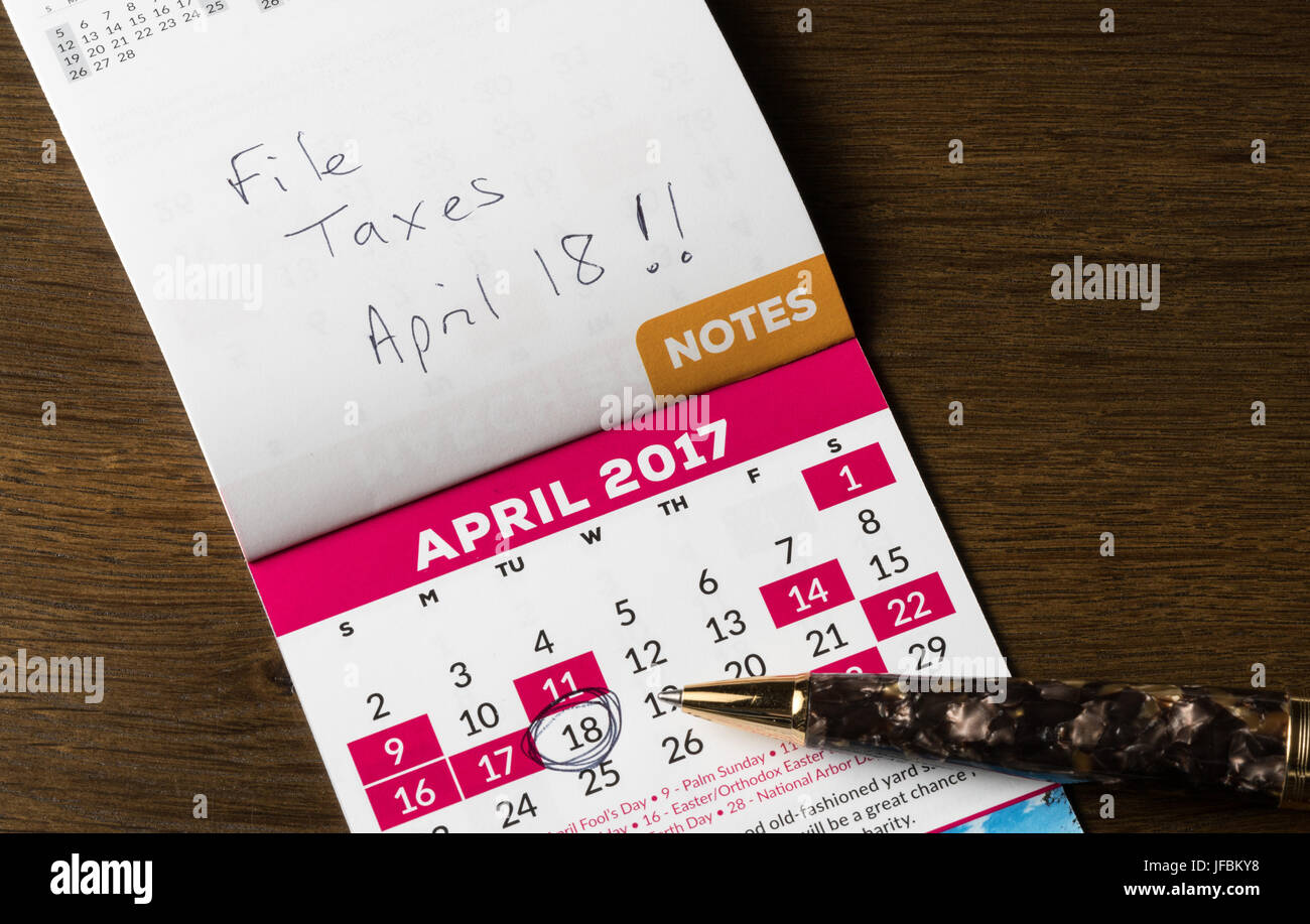 Penna d'oro che stabilisce il calendario per la giornata fiscale Foto Stock