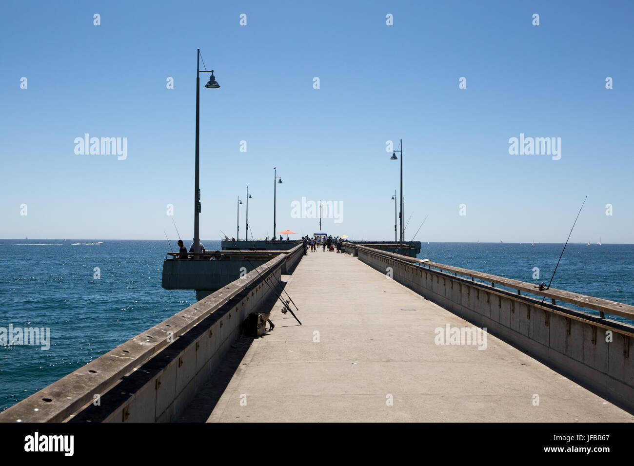 Diversi poli di pesca resto sulle ringhiere a Venezia la pesca del molo. Foto Stock