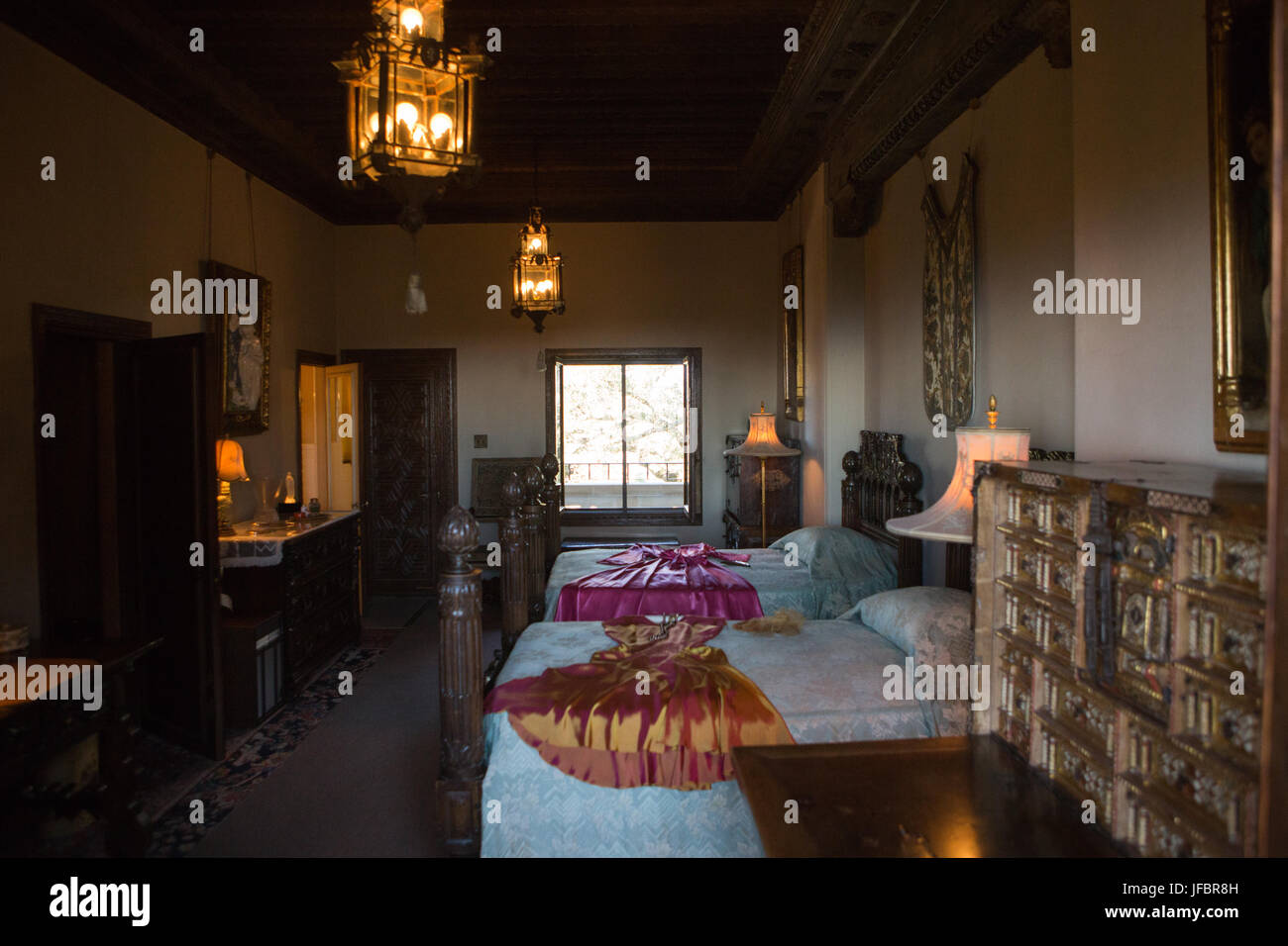 Una camera da letto arredata con mobili, artwork e ornati in apparecchi di illuminazione. Foto Stock
