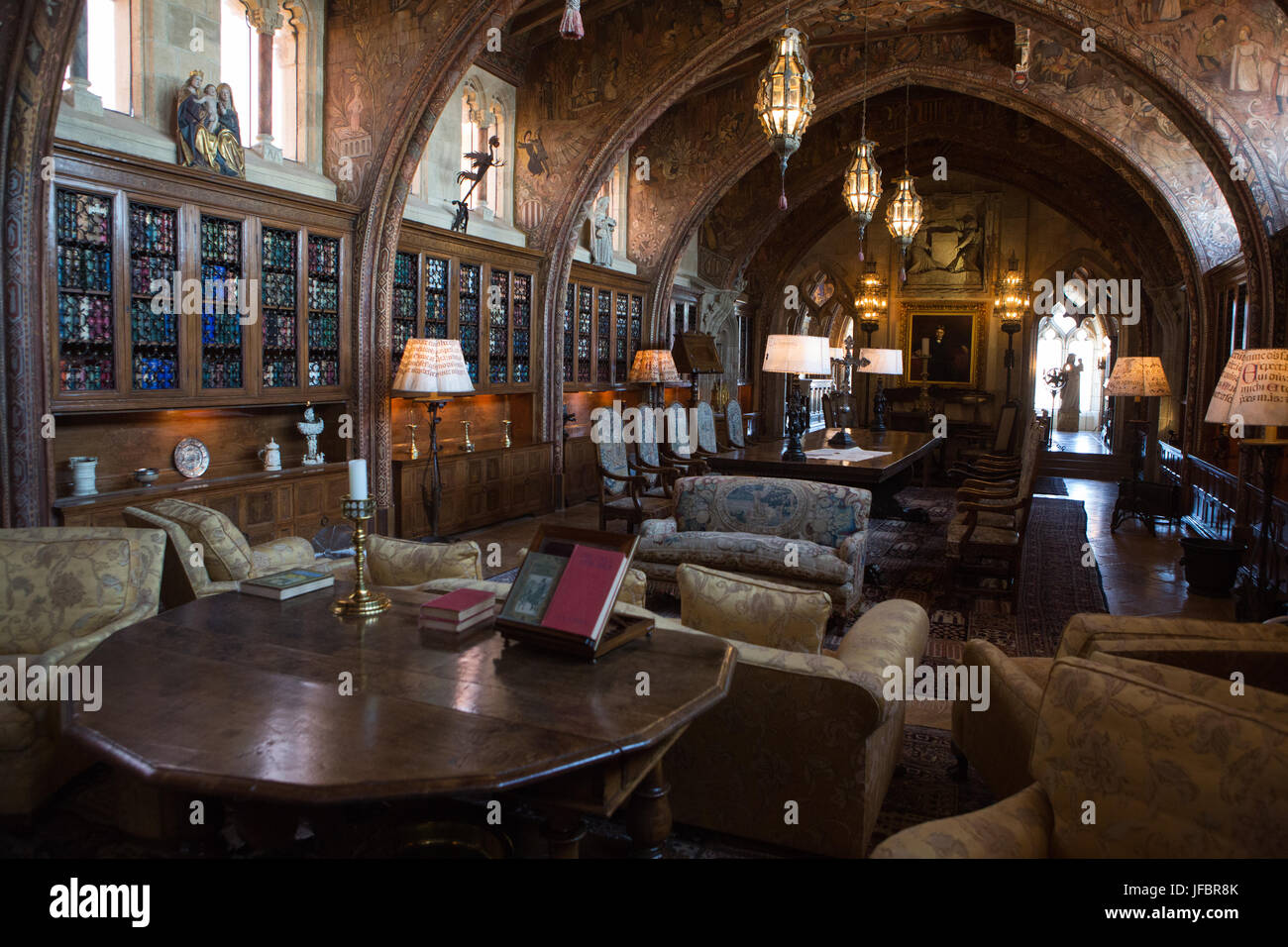 Una libreria e sala decorata con mobili, artwork, libri e ornati in apparecchi di illuminazione. Foto Stock