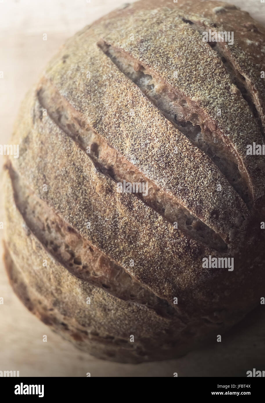 Close-up di bella di tutto il grano artigianale di pane di pasta acida Foto Stock