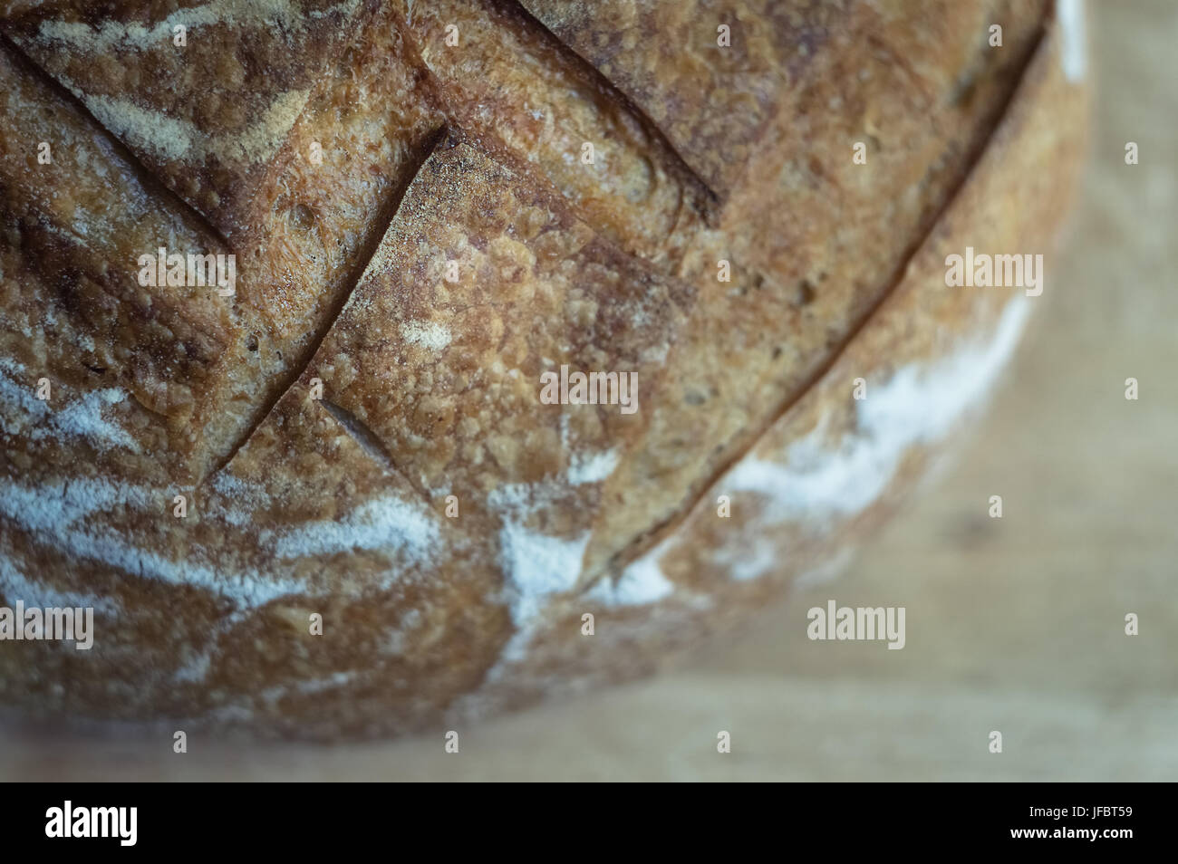 Close-up di aglio pane su sfondo di legno Foto Stock