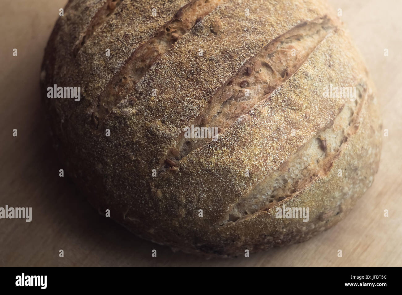 Close-up di tutto il grano artigianale di pane di pasta acida Foto Stock