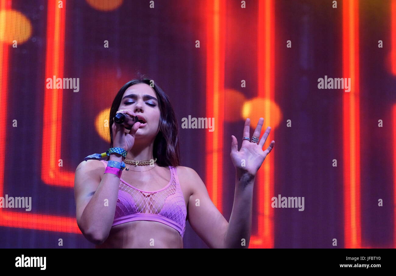 Inglese Il cantautore e modello Dua Lipa effettuando al Glastonbury festival il giorno 3 Giugno 23 2017 Foto Stock