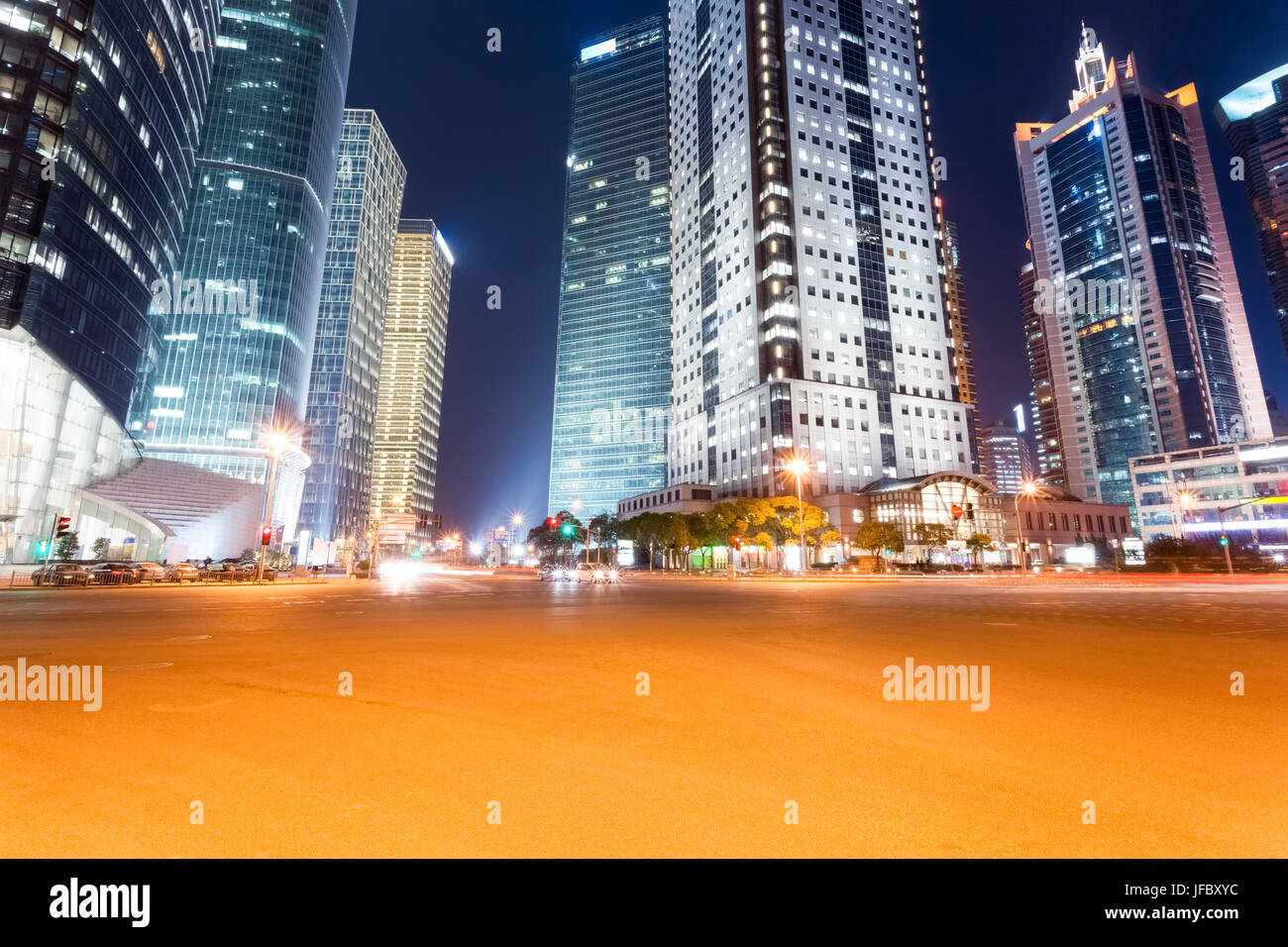 City Road con edifici futuristici di notte Foto Stock