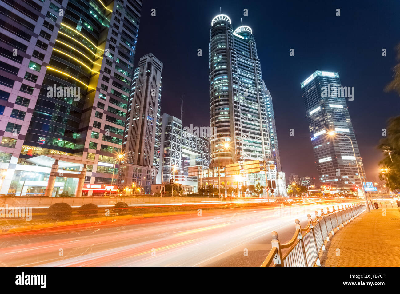 Glow city road con edifici moderni Foto Stock