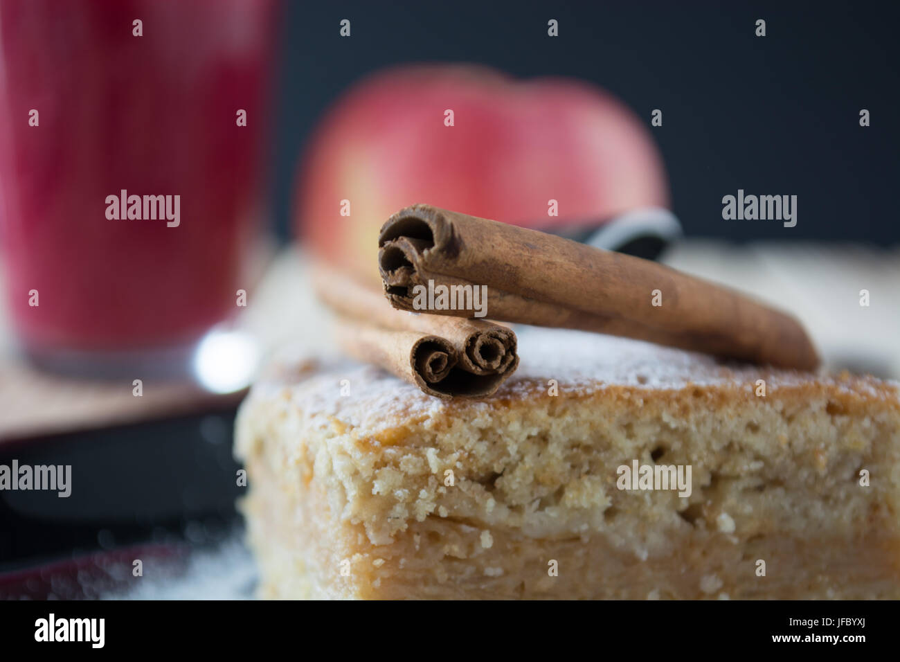 Hommade torta di mele nella piastra nera Foto Stock