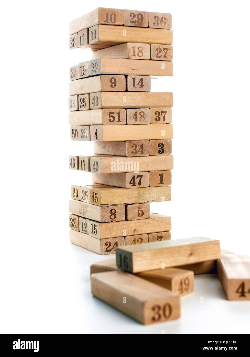 Blocchi di gioco isolato su sfondo bianco. Torre verticale insieme e nel gioco. Blocchi di legno in stack con figure cifra sul corpo. Foto Stock