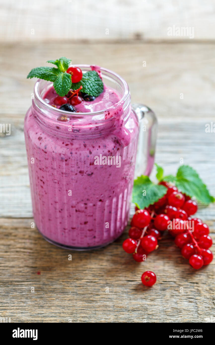 Frullato di frutti di bosco fatta di ribes rosso e nero, banana e menta. Foto Stock